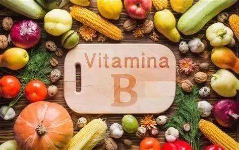 Jaký je vztah mezi vitamínem B9 a kyselinou listovou?